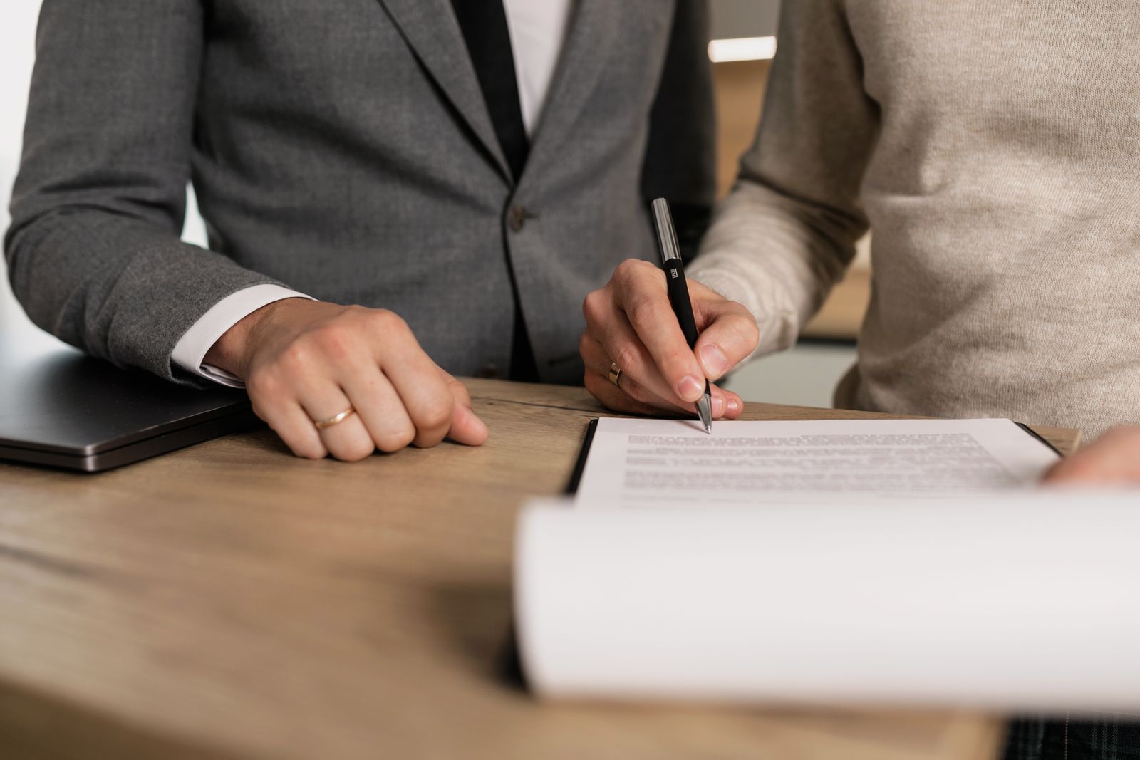 Bir ofis masasında sözleşme imzalanması - gayrimenkul sözleşmelerinin hukuki incelemesi
